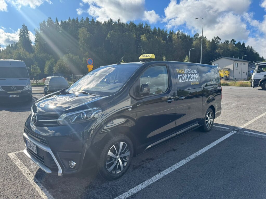 Autojen kuva sekä rekisteritunnutkset ja kuljettajien puhelinnumerot autoihimme.